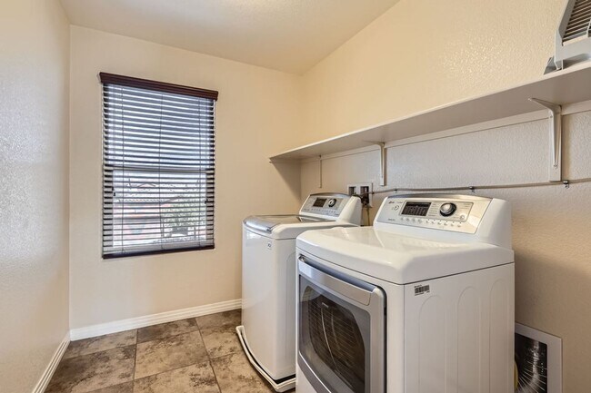 Building Photo - Dont Miss This Gorgeous 4 bed 3 bath plus Loft!