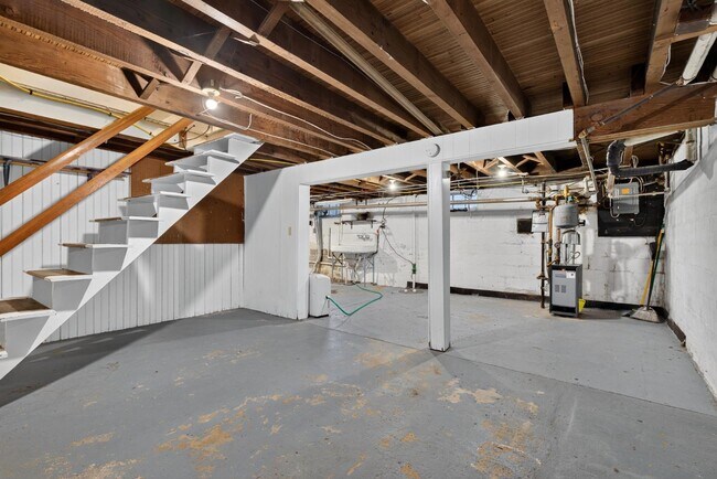 Building Photo - 832 Village Rd