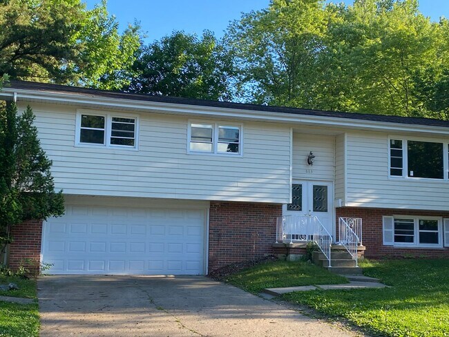 Building Photo - West side location 4br 2.5bth Finished Basement 2crg