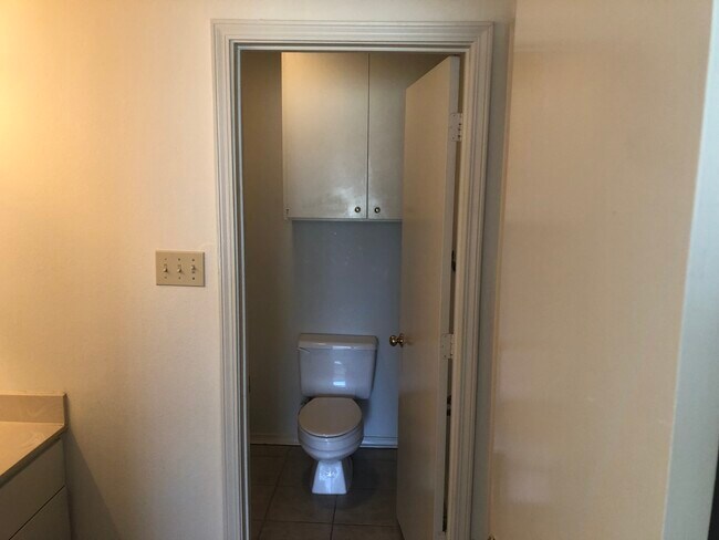 Building Photo - 412 Hampton Ct