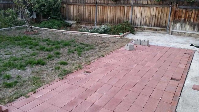 Building Photo - Boise, 3Bd/2Bth/2Car, 1332 Sqft,