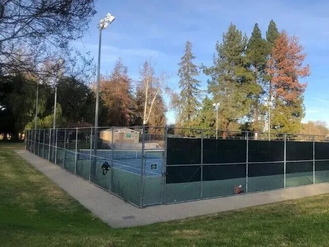 Building Photo - 1564 Hollenbeck Ave