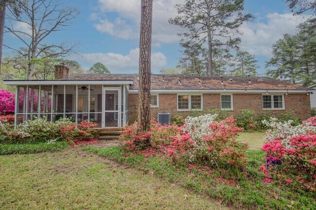Building Photo - Spacious 3 Bedroom Home in Fayetteville, N...
