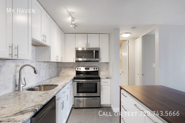 Building Photo - Fully Renovated Apartment with Breathtakin...