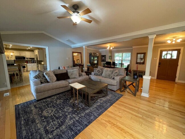 Building Photo - Gorgeous 3 BED, 2 BATH PLUS OFFICE WITH POOL!!!