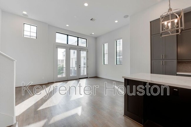 Building Photo - 2928 Lamar St