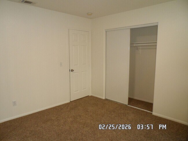 Building Photo - 3 Bedrooms, 2 Bathrooms, Approx 1582 sq. ft., 2 Car Garage, Fenced Back Yard, Rock-scaped Front Y...