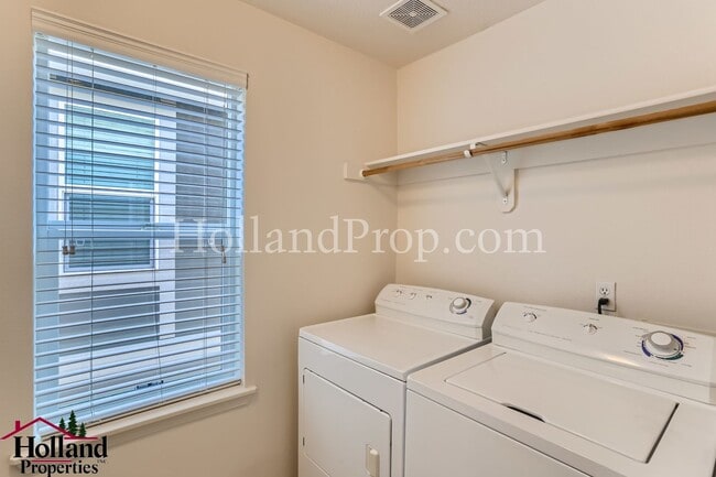 Building Photo - Spacious 3-Bedroom Home with High Ceilings...