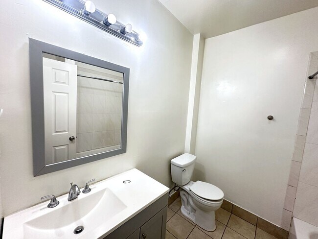 Building Photo - Chapman