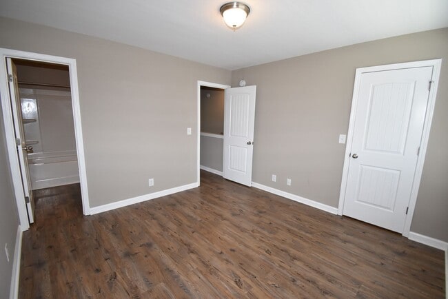 Building Photo - 2 bedroom Dog Friendly Condo For Rent Near...