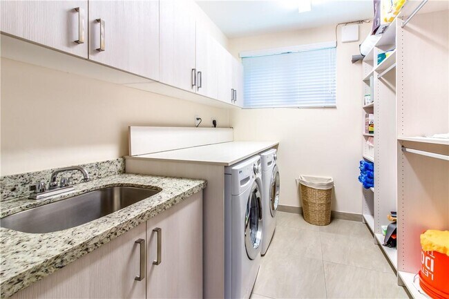 Building Photo - 340 Elm St