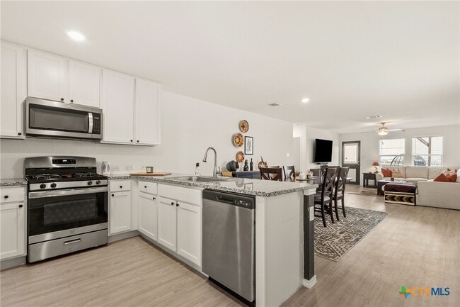 Building Photo - 9129 Navarro Vis