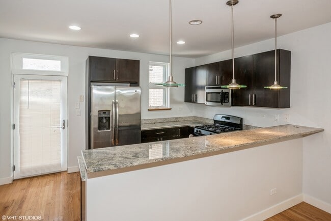 Building Photo - 7211 N Oakley Ave