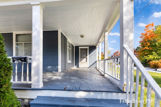 Building Photo - Spacious Upstairs Unit with 3 Flexible Rooms & Full Kitchen