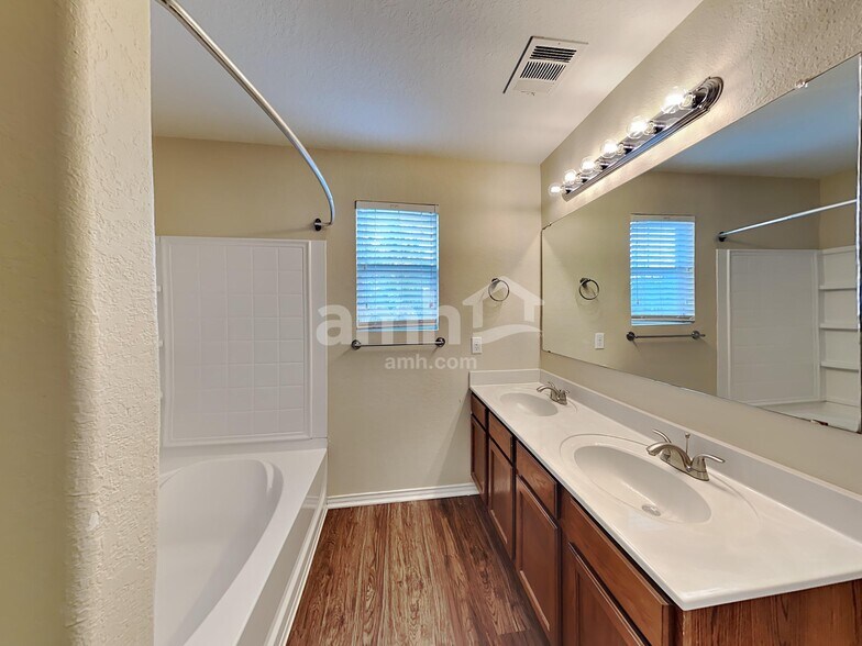 Building Photo - 9210 Pacific Maple