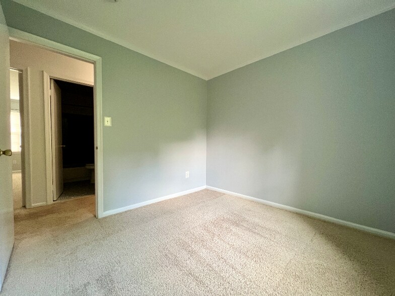 Building Photo - 918 Sherwood Ct