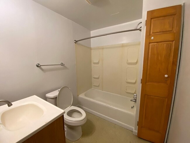 Building Photo - 1316-1318 Baker - Duplex located in the Eastwood neighborhood