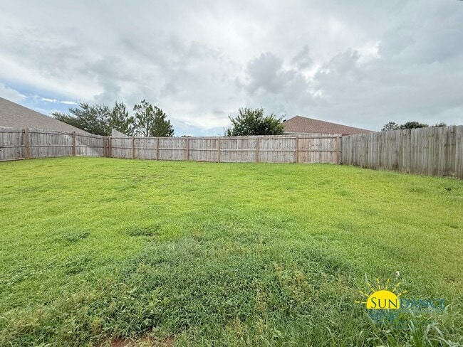 Building Photo - Spacious 4 Bedroom Home in Crestview’s Brooke Estates!