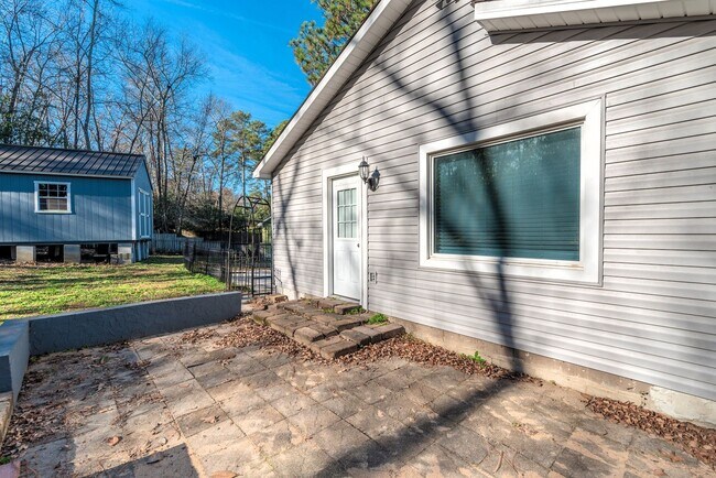 Building Photo - Fully Updated 3BR/2BA in Martinez – Vaulted Ceilings, Stone Fireplace & Fenced Yard!