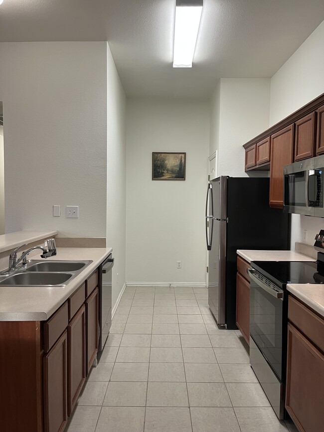 Building Photo - 208 Robin St