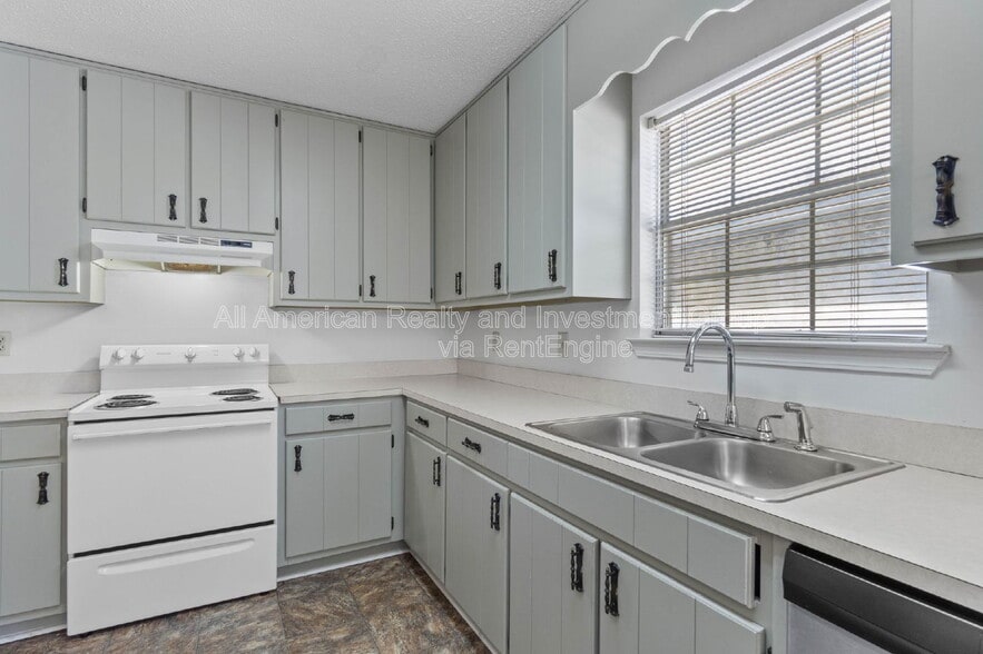 Building Photo - 1925 Estival St