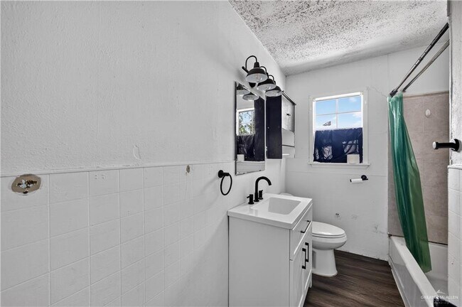 Building Photo - 20 Quince Ave
