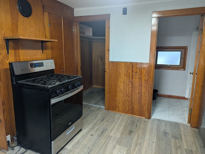 Kitchen, laundry room and bathroom - 96 Dempster St