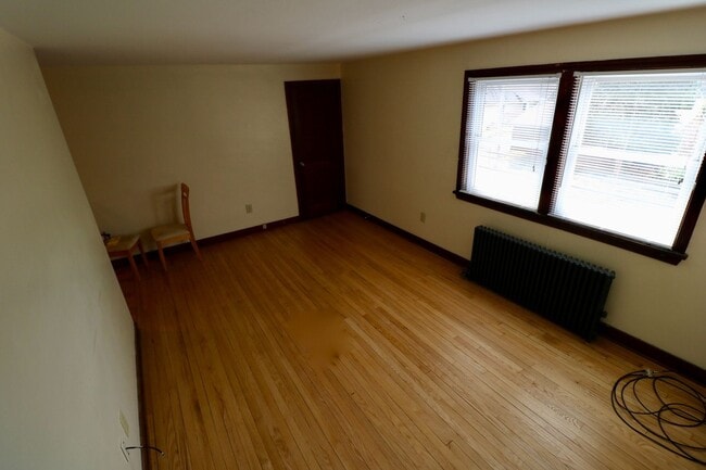 Building Photo - Spacious One bedroom Apartment 4 blocks fr...