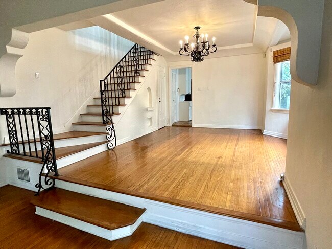 Building Photo - 925 Westmount Dr