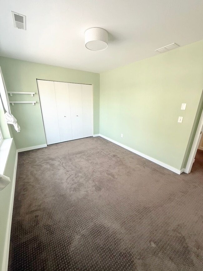 Building Photo - Charming Southside 2 Bedroom, 2.5 Bath Townhome