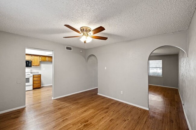 Building Photo - SPACIOUS UPDATED TOWNHOME - 1440SF