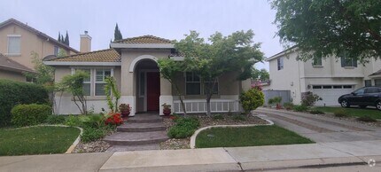 Building Photo - Beautiful 3 Bedroom 2 Bathroom Home in Des...