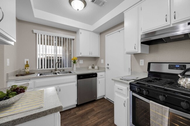 Building Photo - Carmenita Townhouse Apartments