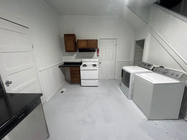 Building Photo - 110 Huger St