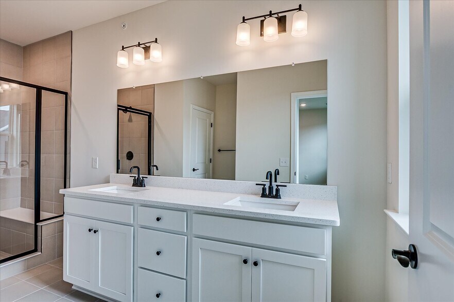 Building Photo - 624 Sadie Cir