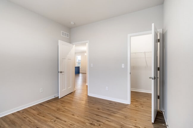 Building Photo - 670 Lambert Dr