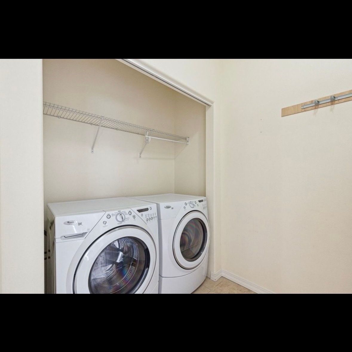 Building Photo - 825 Crestmont Way