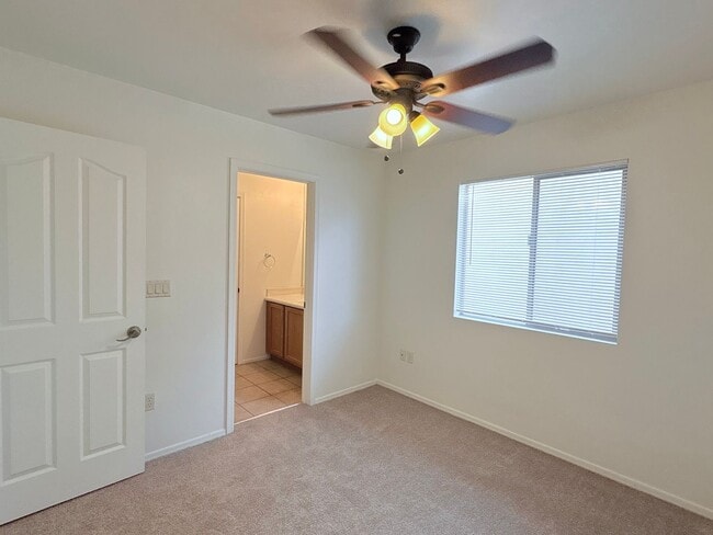 Building Photo - 4 bed/3bath in desirable Paseo Del Rio Community