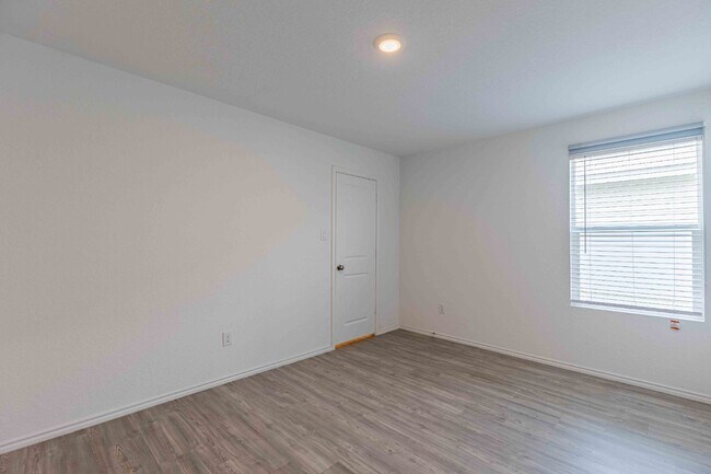 Building Photo - 6562 Runaway Row