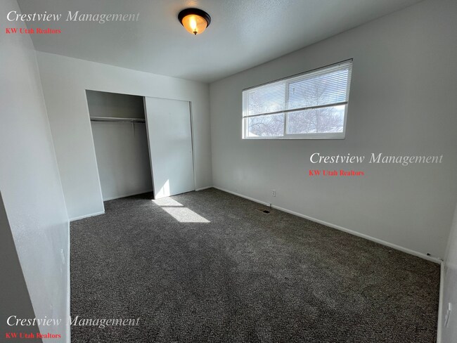 Building Photo - Walton Duplex