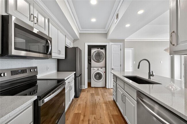 Building Photo - 2161 Peachtree Rd NE