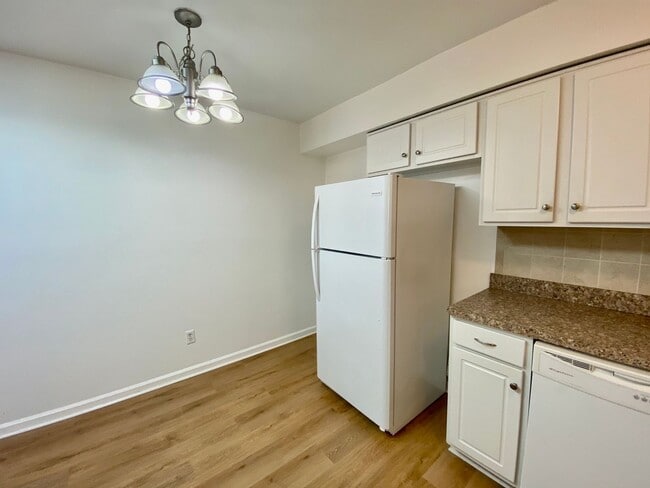 Building Photo - Spacious Condo One Mile to the Beach! One Living Level - Pet Friendly - Private Patio - Ready 05-...