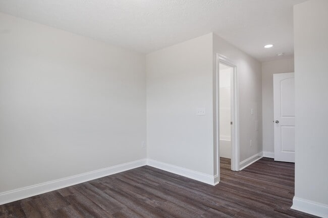 Building Photo - 445 Skylar Dr