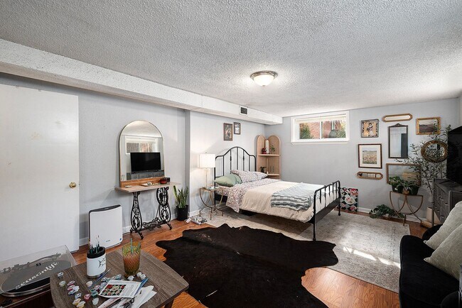 Building Photo - 2 Bedroom, 1 Bath Garden Level Unit in Park Hill