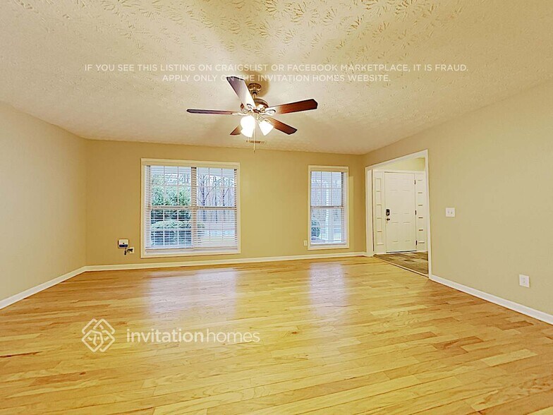 Building Photo - 690 Castlebrooke Dr SE