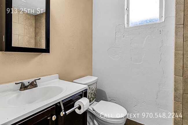 Building Photo - 913 25th St