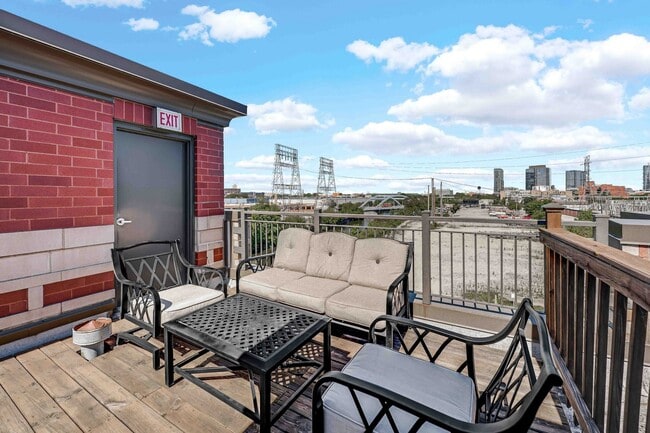 Building Photo - 1040 N Kingsbury St