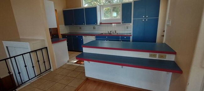 Building Photo - Awesome 3 Bedroom Holladay ground floor un...
