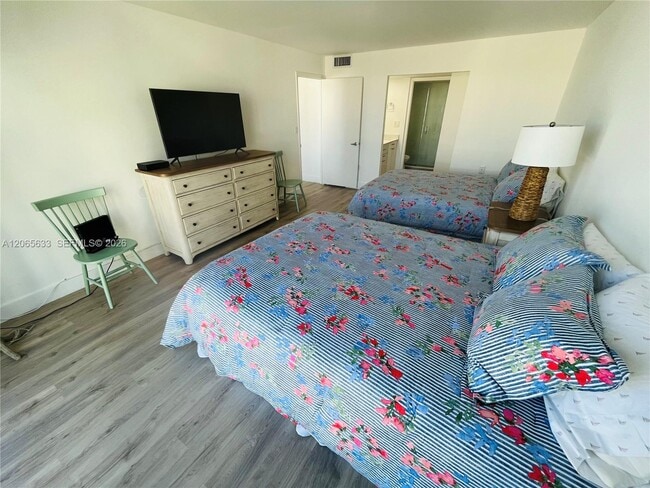 Building Photo - 1450 Brickell Bay Dr