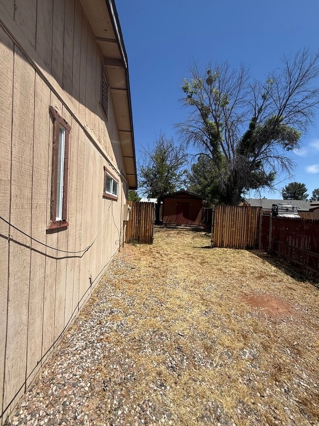 Building Photo - 4 bedroom 2 bath-contact Property Pros for more information